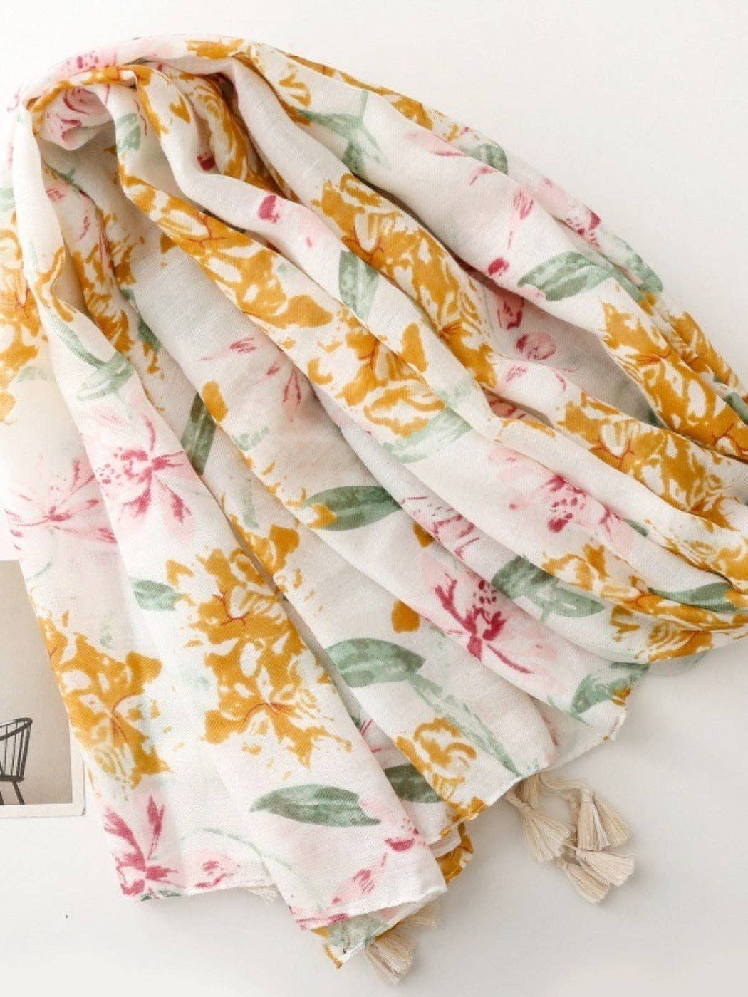 Scarvii - Elegant Scarf with Floral Leaf Print