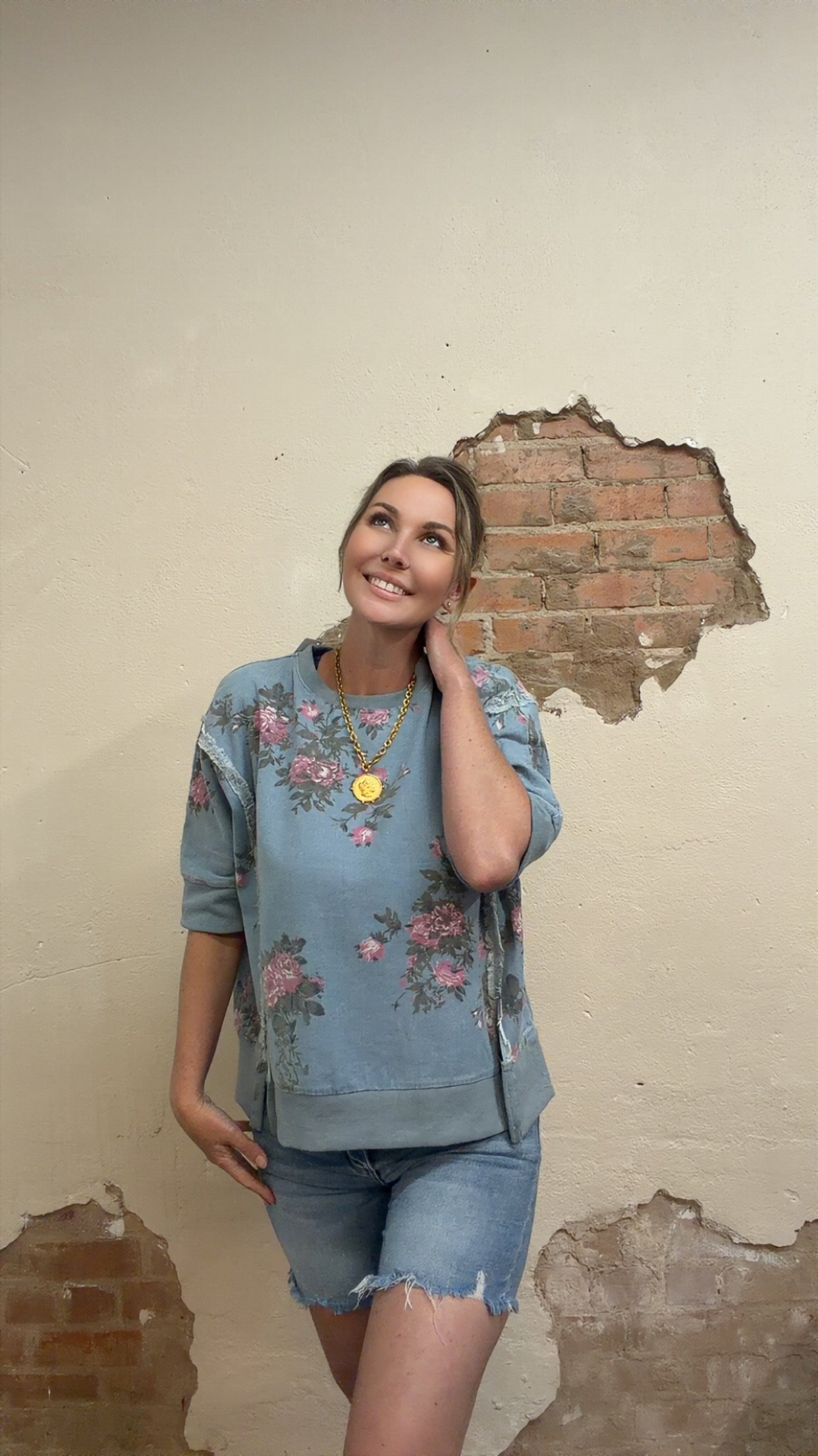 FLOWER PRINTED DENIM OPENSEAM DETAIL TOP
