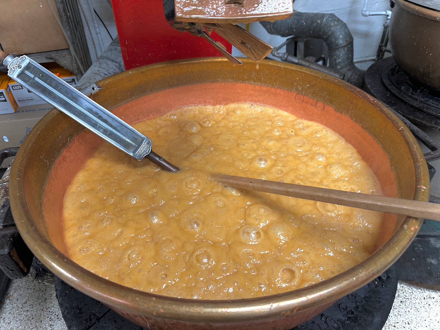 1LB Deluxe Caramel Assortment Milk & Dark Chocolate Gift Box